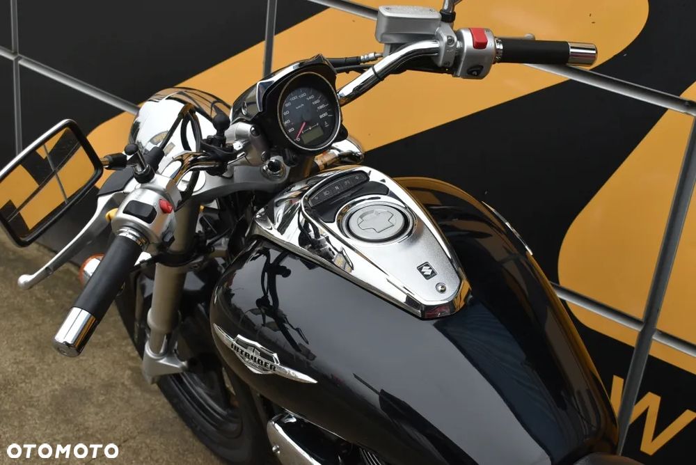 Suzuki Intruder - 12