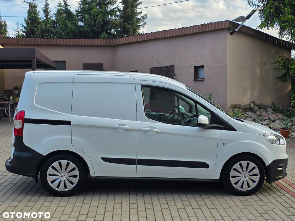 Ford Transit Courier - 23