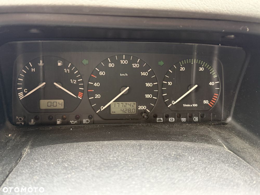 Volkswagen Caravelle - 8