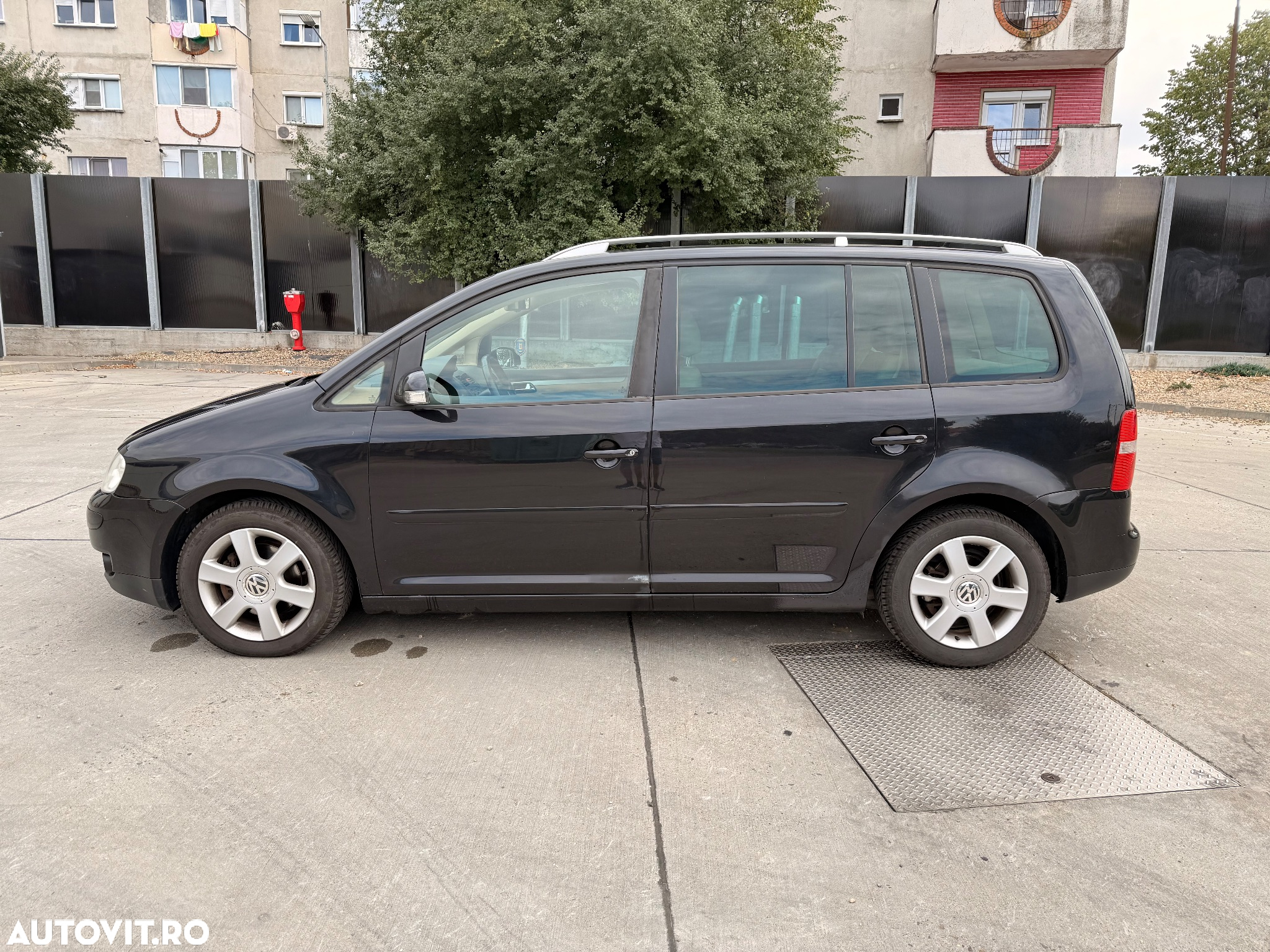 Volkswagen Touran 2.0TDI Highline Aut - 2