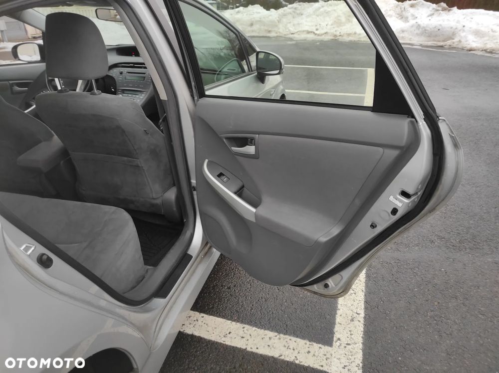 Toyota Prius (Hybrid) Life - 14