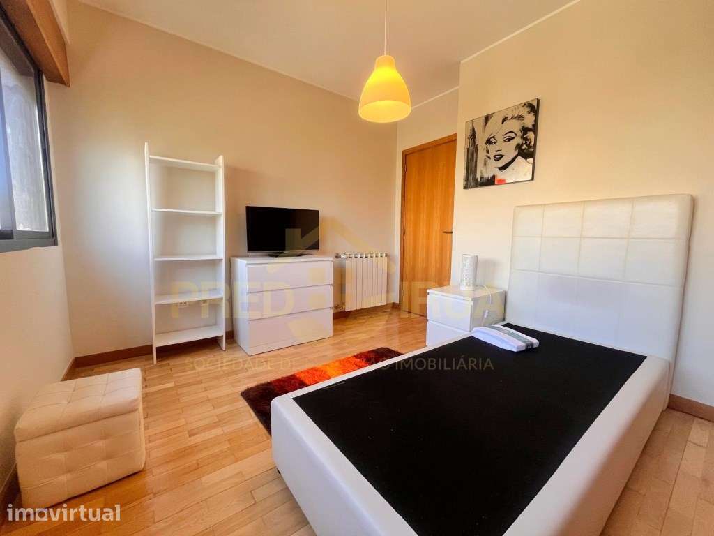 T4 de luxo com lugar de garagem e arrumos equipado e mobilado - Grande imagem: 4/28