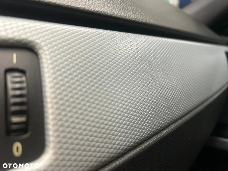 BMW Seria 3 325xi Touring - 34