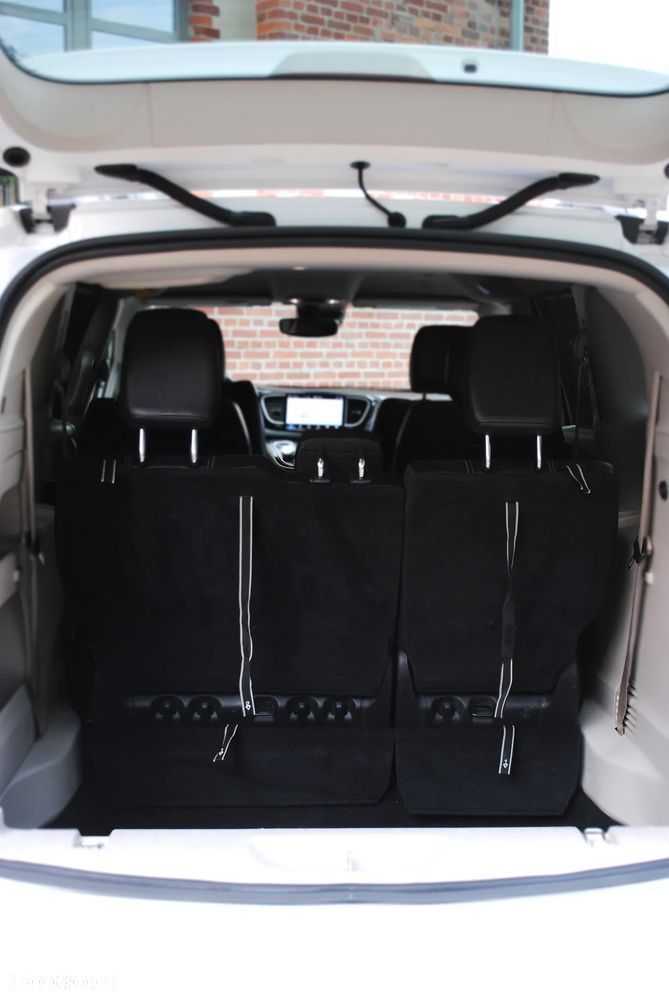 Chrysler Pacifica - 17