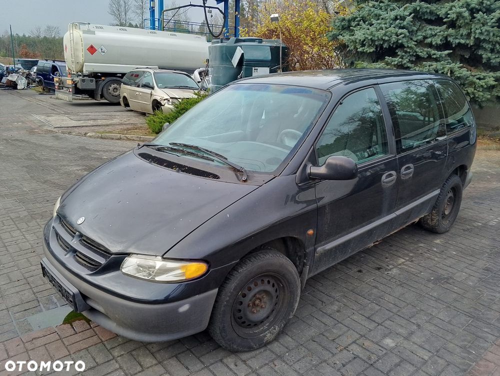 Chrysler Voyager / Town & Country (95-00r.) 2.4 B 149KM. Silnik EDZ Skrzynia DD3 lakier PAW/VAW/QAW - Dark Slate Pearl.Cały na części. GWARANCJA !!!  Przód Tył Zestaw Komplet Drzwi Klapa Zderzak Błotnik Maska Grill Atrapa Szyba Pas Lampa Lusterko Boczki Fotel Kanapa Kokpit Deska Rozdzielcza Przełącznik Włącznik Sterownik Przewody Wiązka Instalacja Moduł Komputer Czujnik Listwa Pompa Alternator Wtryski Głowica Rozrusznik Kompresor Sprzęgło Dwumas Silnik Skrzynia ABS Klimatyzacji Paliwa Wspomagania Kolektor Turbina Przepustnica Zawór Chłodnica Koło Hak Belka Sanki Zawieszenie Mcpherson Półoś Amortyzator Wydech Tłumik Zacisk Most - 1
