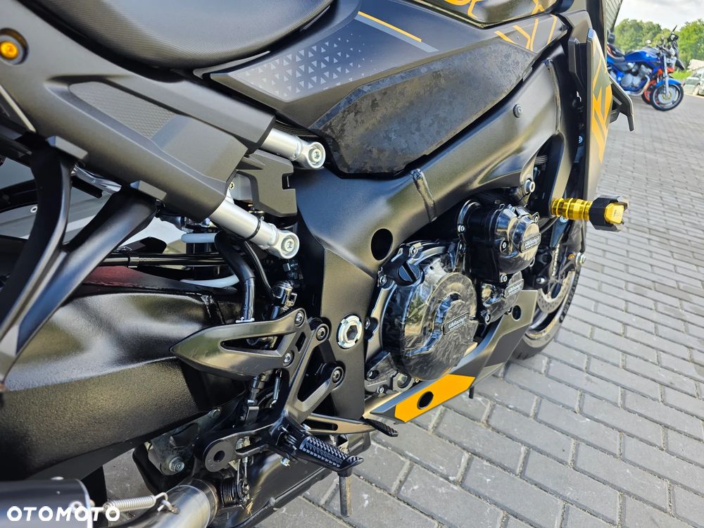 Suzuki GSX - 28