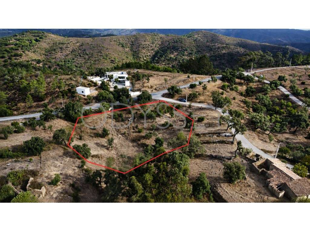 Terreno com Projeto de Arquitetura para Moradia T4 - Grande imagem: 2/17