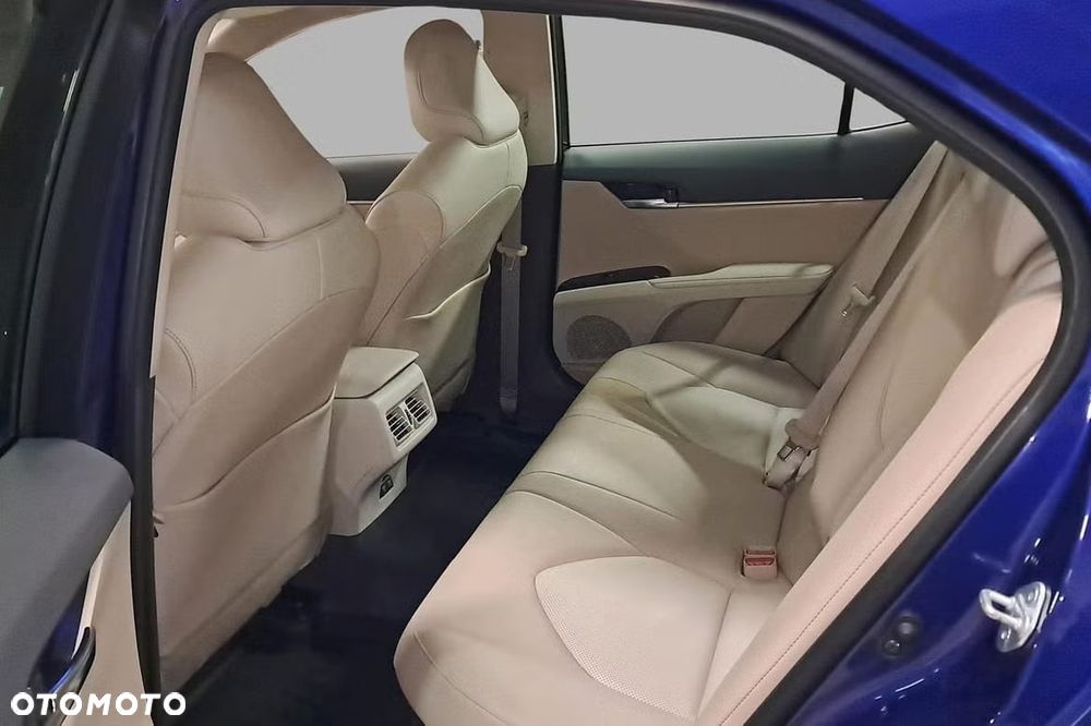 Toyota Camry Executive - 16
