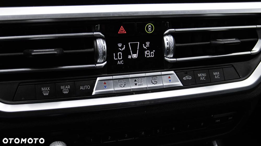 BMW Seria 3 318i Sport Line - 26