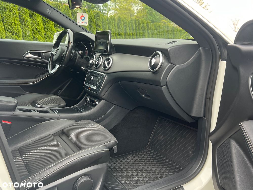 Mercedes-Benz CLA 200 7G-DCT UrbanStyle Edition - 28