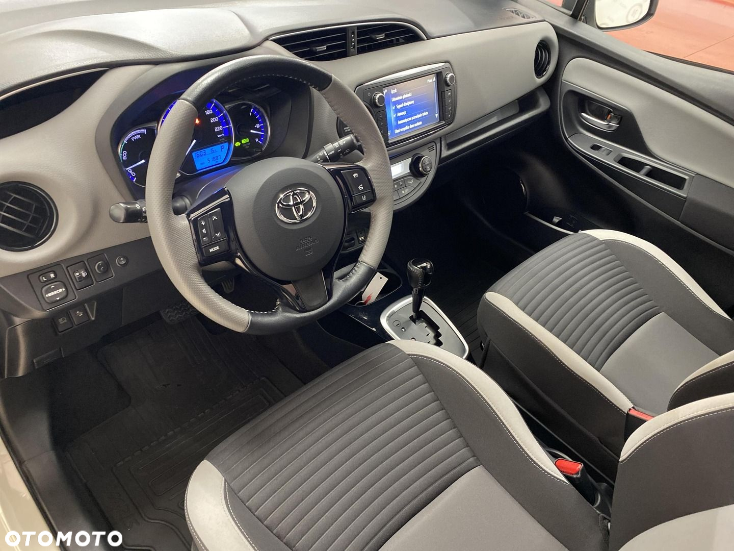 Toyota Yaris Hybrid 100 Selection Pure - 10