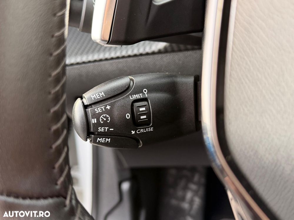 Peugeot 208 1.2 L PureTech STT EAT8 Allure - 31