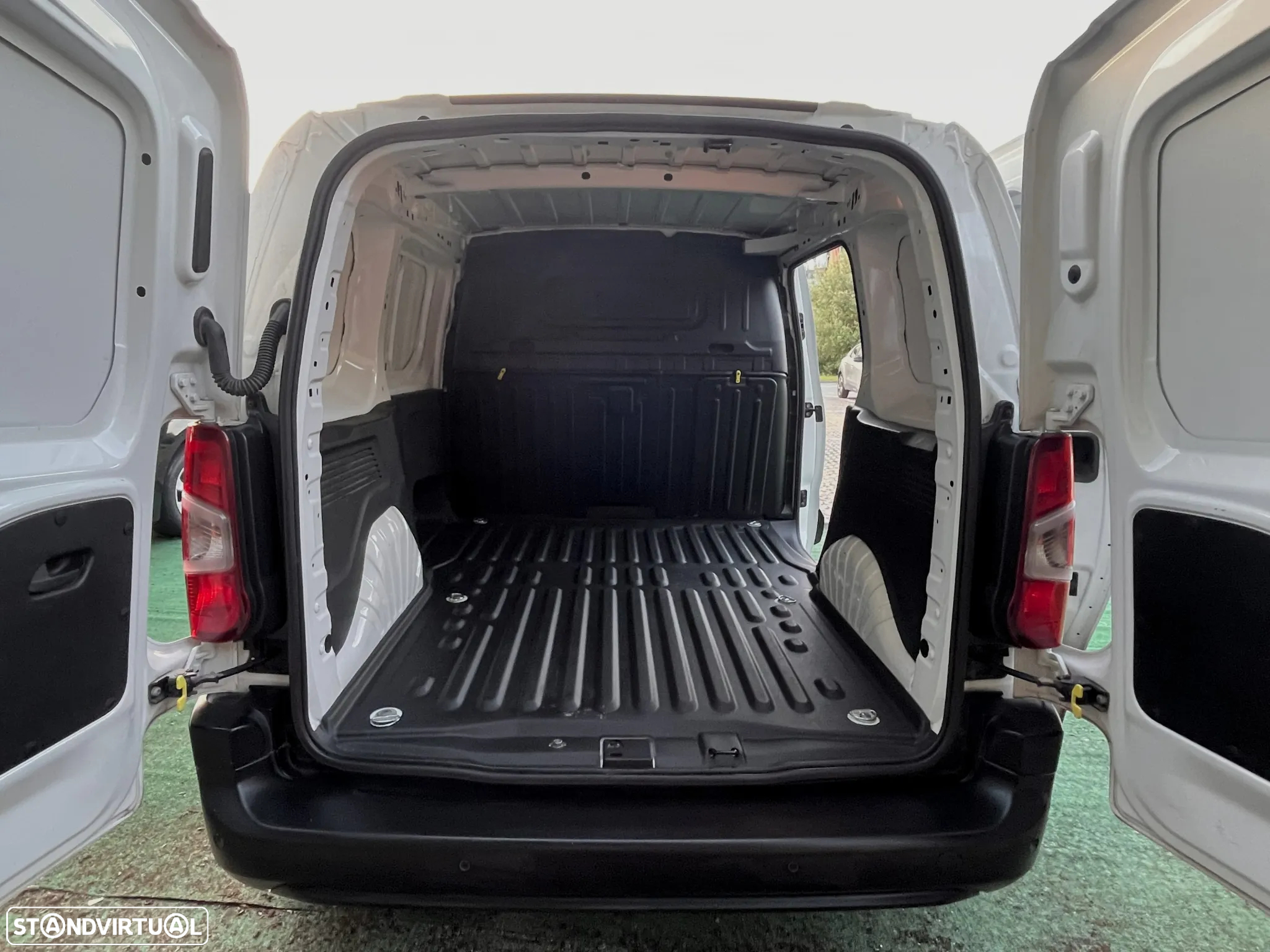 Opel Combo 1.5 CDTI Enjoy 3 lug. Ecrã táctil - 4