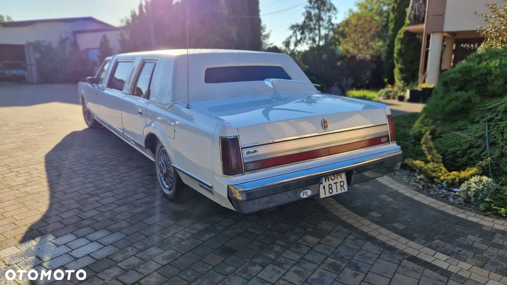 Lincoln Town Car - 3