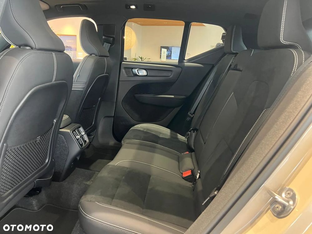 Volvo XC 40 B4 AWD Ultimate Dark - 24