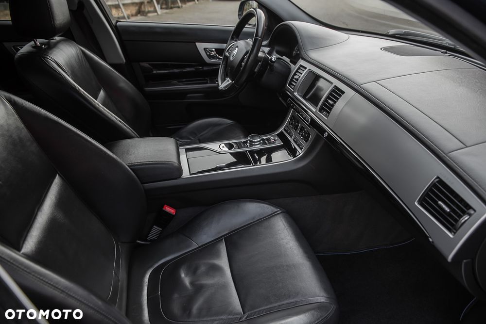 Jaguar XF 2.2 D Luxury - 33