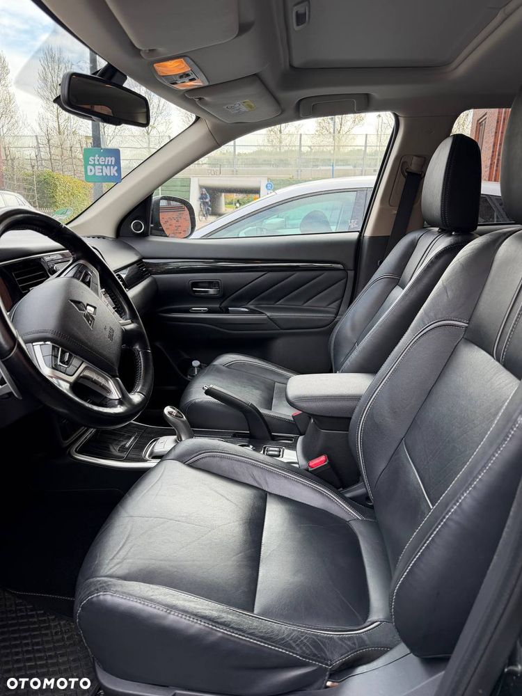 Mitsubishi Outlander Instyle NAVI + - 7