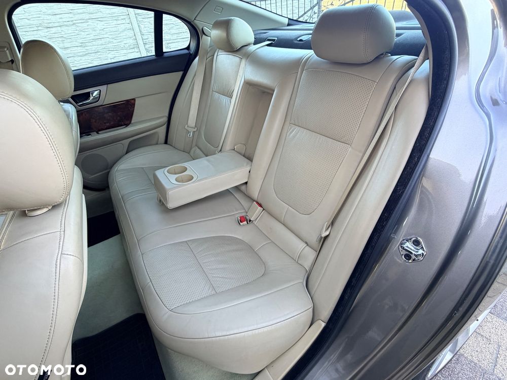 Jaguar XF 2.7 V6 Premium Luxury - 29