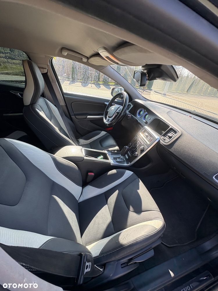 Volvo S60 D3 Geartronic R-Design - 16