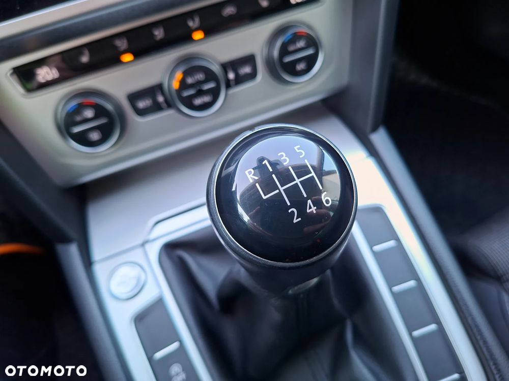 Volkswagen Passat - 25