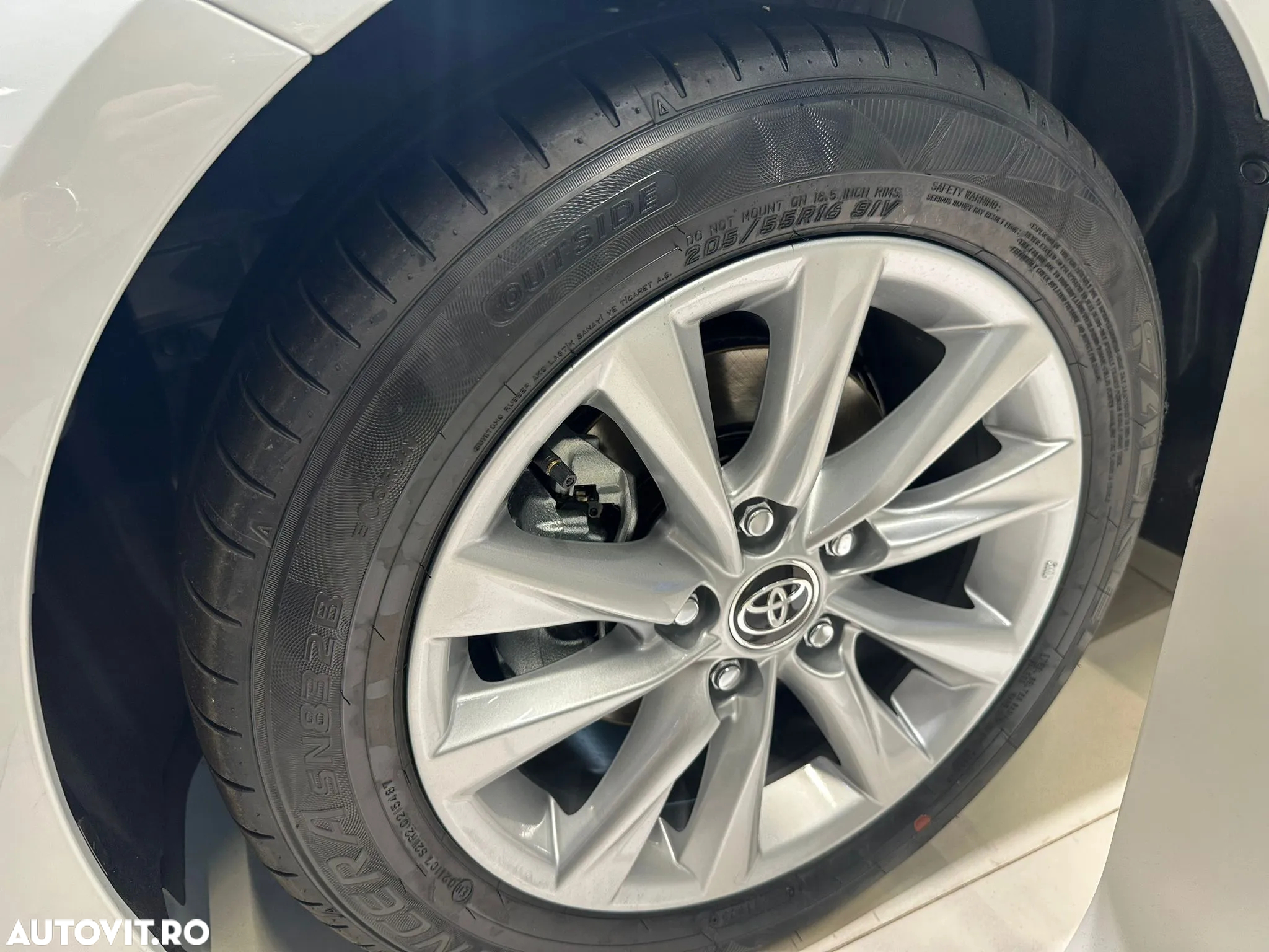 Toyota Corolla Sedan 1.8 HSD Business - 18