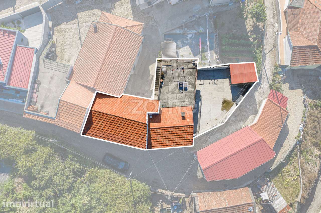Moradia T2 Totalmente Restaurada com T0 Independente - Grande imagem: 2/32