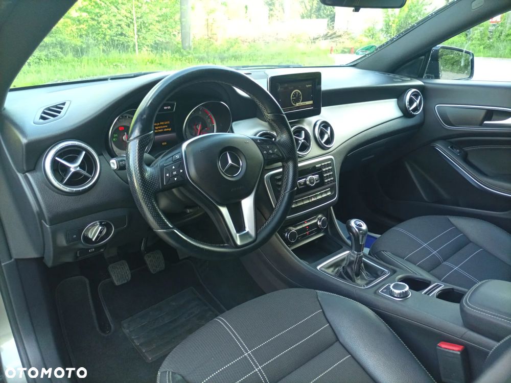 Mercedes-Benz CLA 180 AMG Line - 11