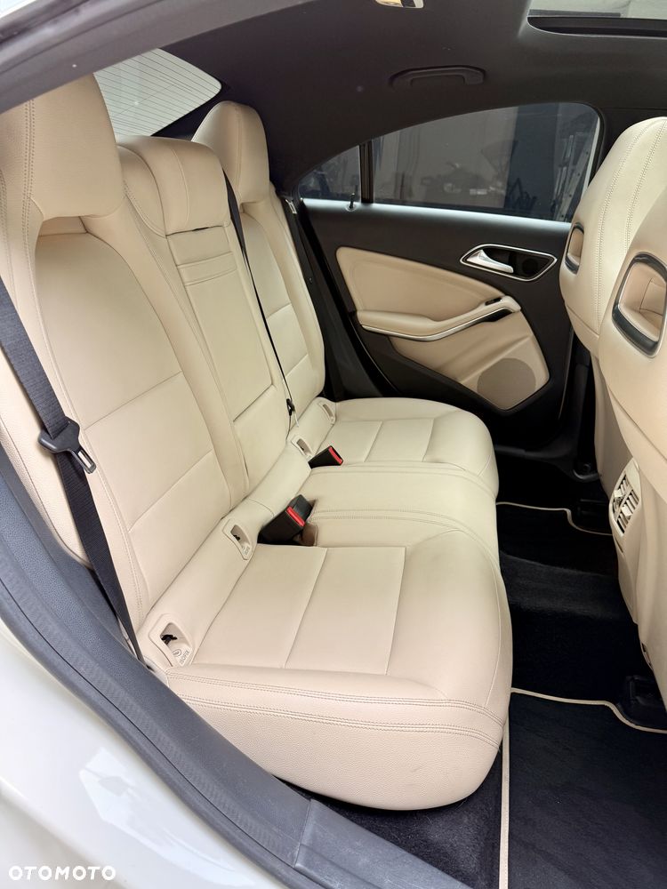 Mercedes-Benz CLA 250 7G-DCT Urban - 10
