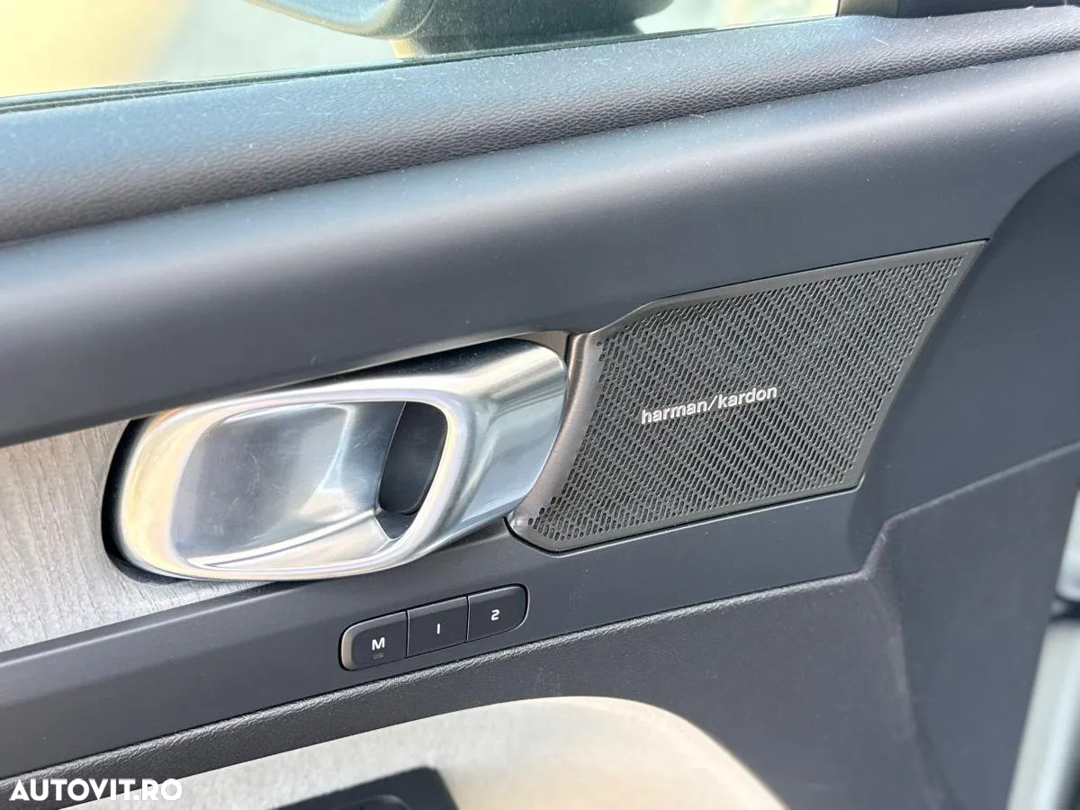 Volvo XC 40 B4 AT8 Mild Hybrid Momentum Pro - 17