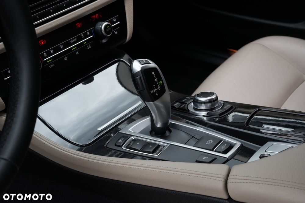 BMW Seria 5 518d - 25