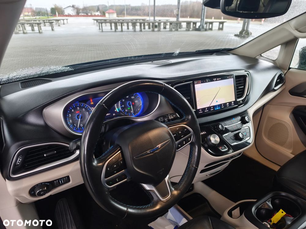 Chrysler Pacifica - 16