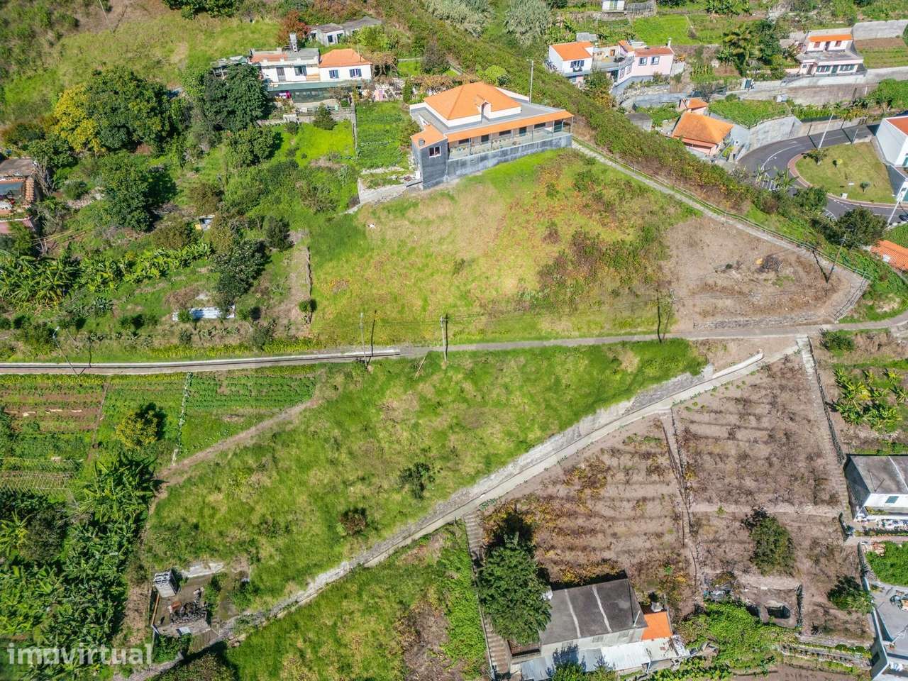 Oportunidade Única: Terreno com Construção em Curso e Vista Deslumbran - Grande imagem: 2/23