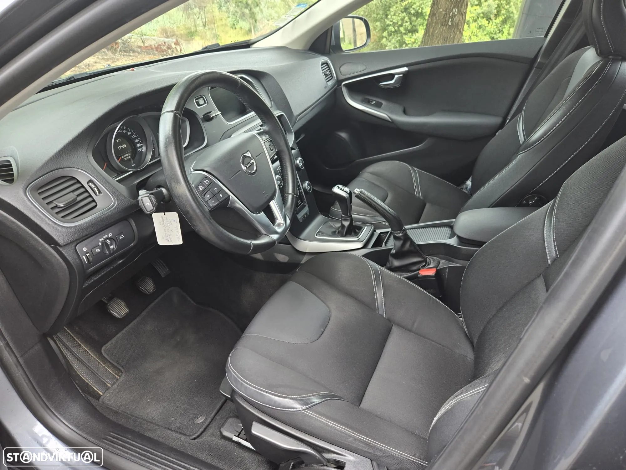 Volvo V40 2.0 D2 R-Design - 11