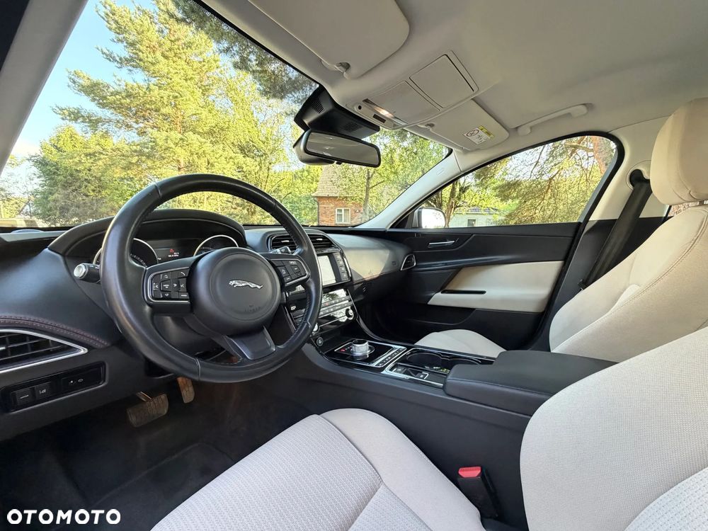 Jaguar XE D180 R-Dynamic S - 17
