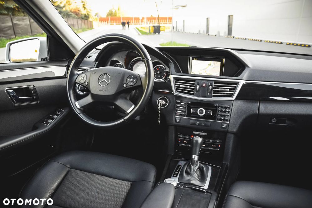 Mercedes-Benz Klasa E 200 CGI BlueEFFICIENCY 7G-TRONIC Avantgarde - 31