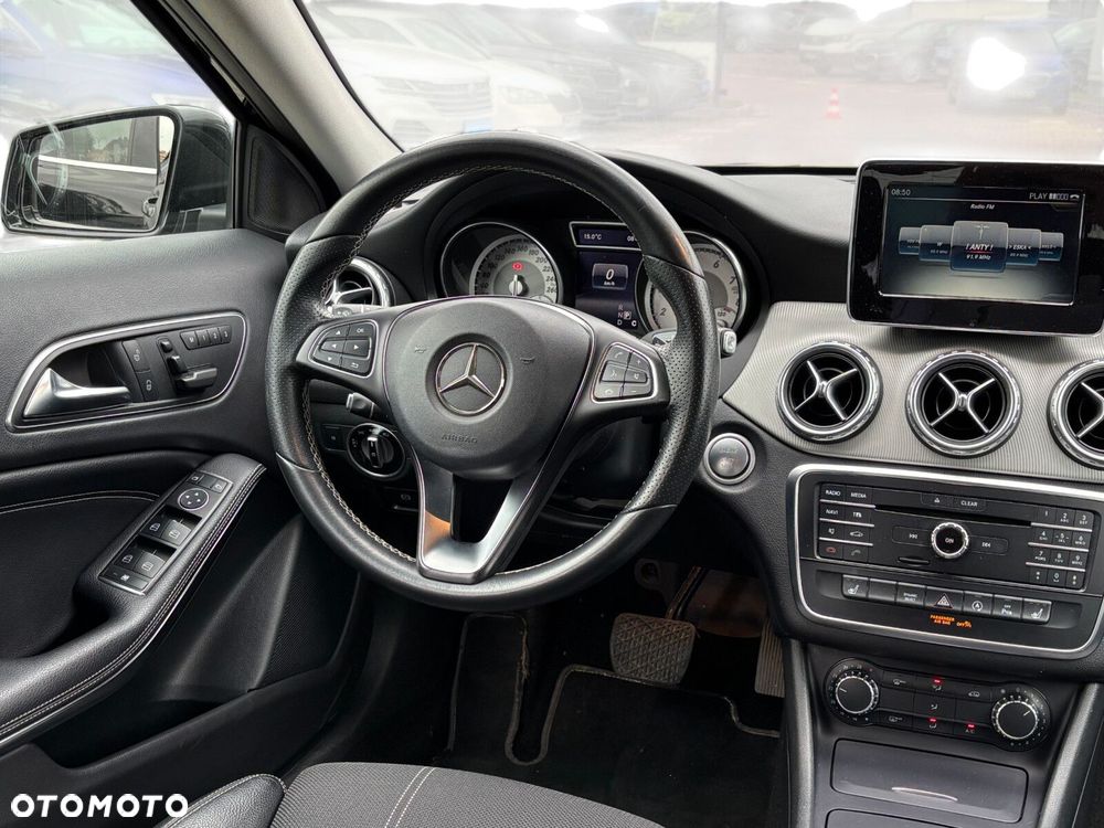 Mercedes-Benz GLA 200 7G-DCT Urban - 28