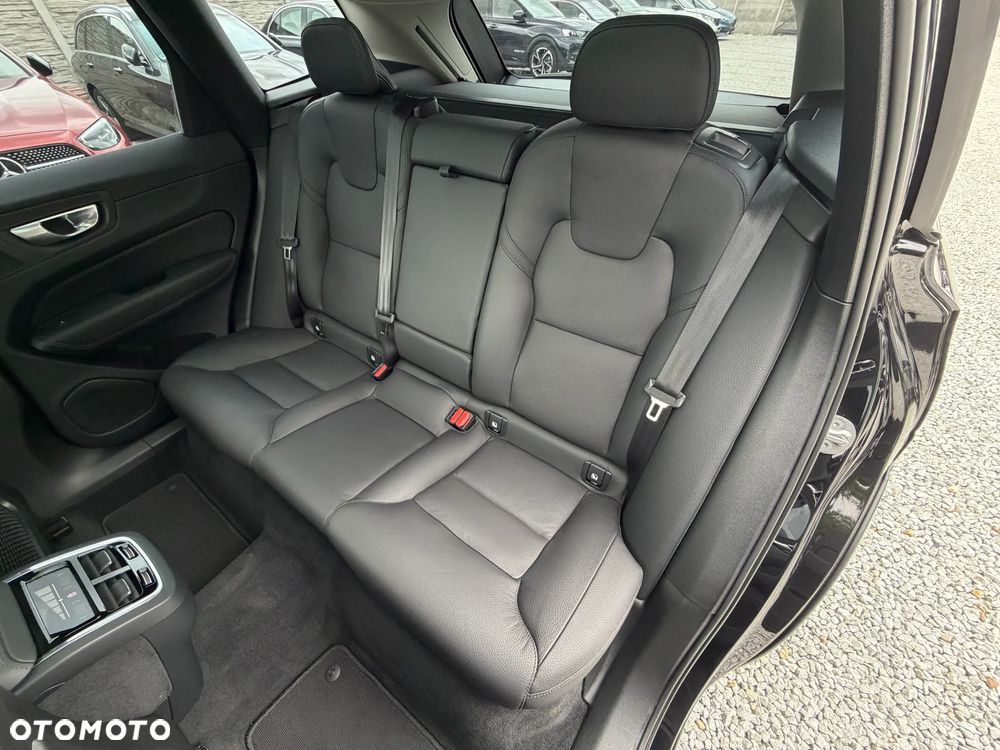 Volvo XC 60 B4 D AWD Ultimate Dark - 29