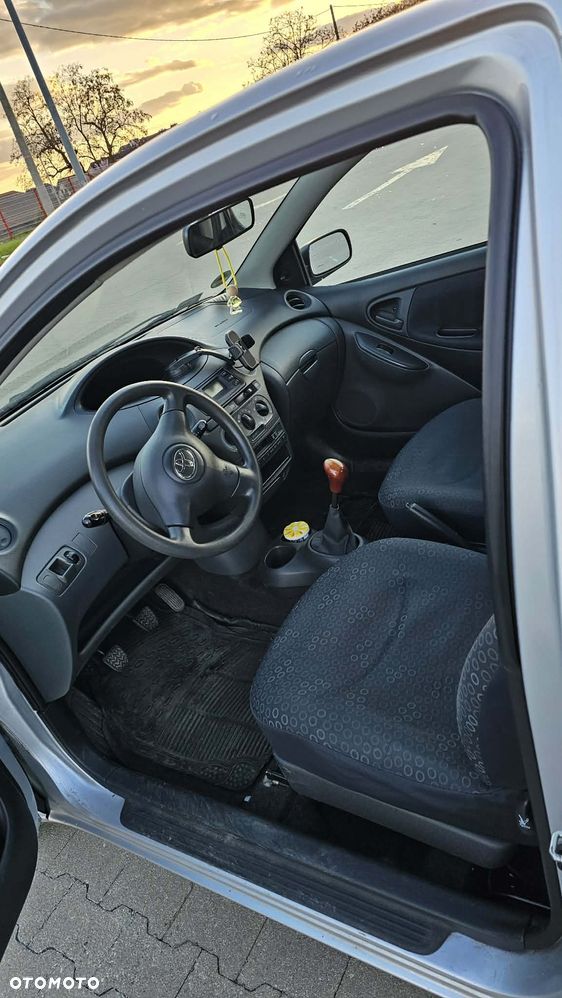 Toyota Yaris - 10