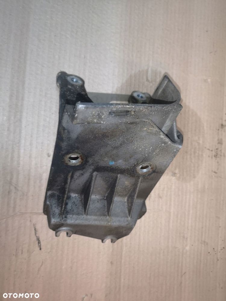 ŁAPA UCHWYT POMPY WTRYSKOWEJ AUDI A8 D3 057130147R - 1