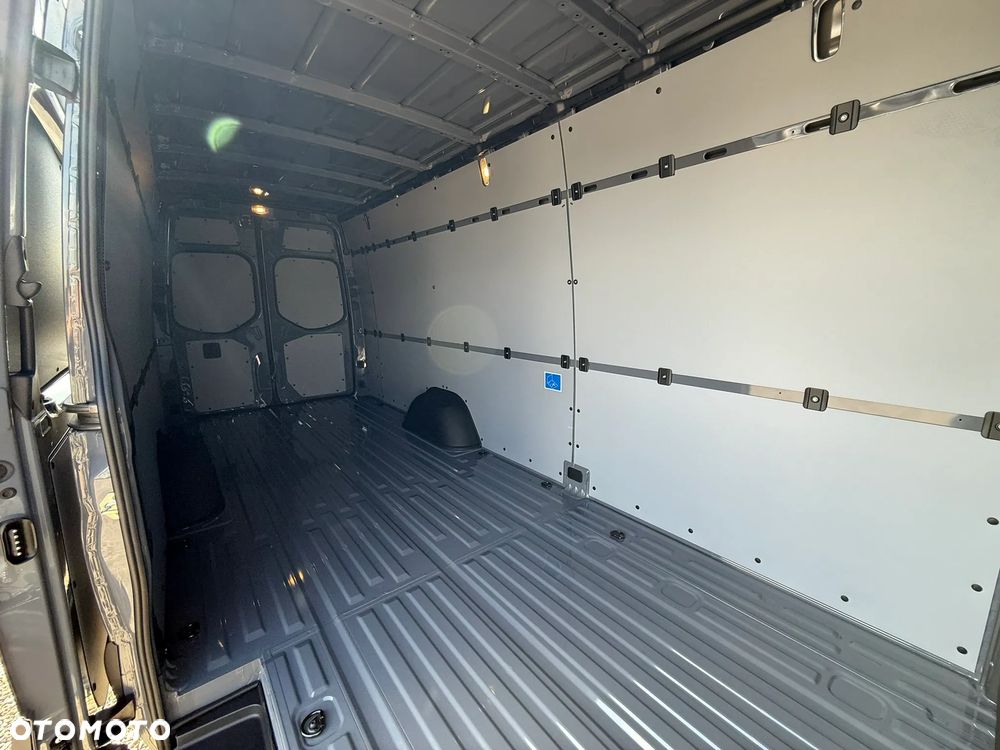 Mercedes-Benz Sprinter - 11