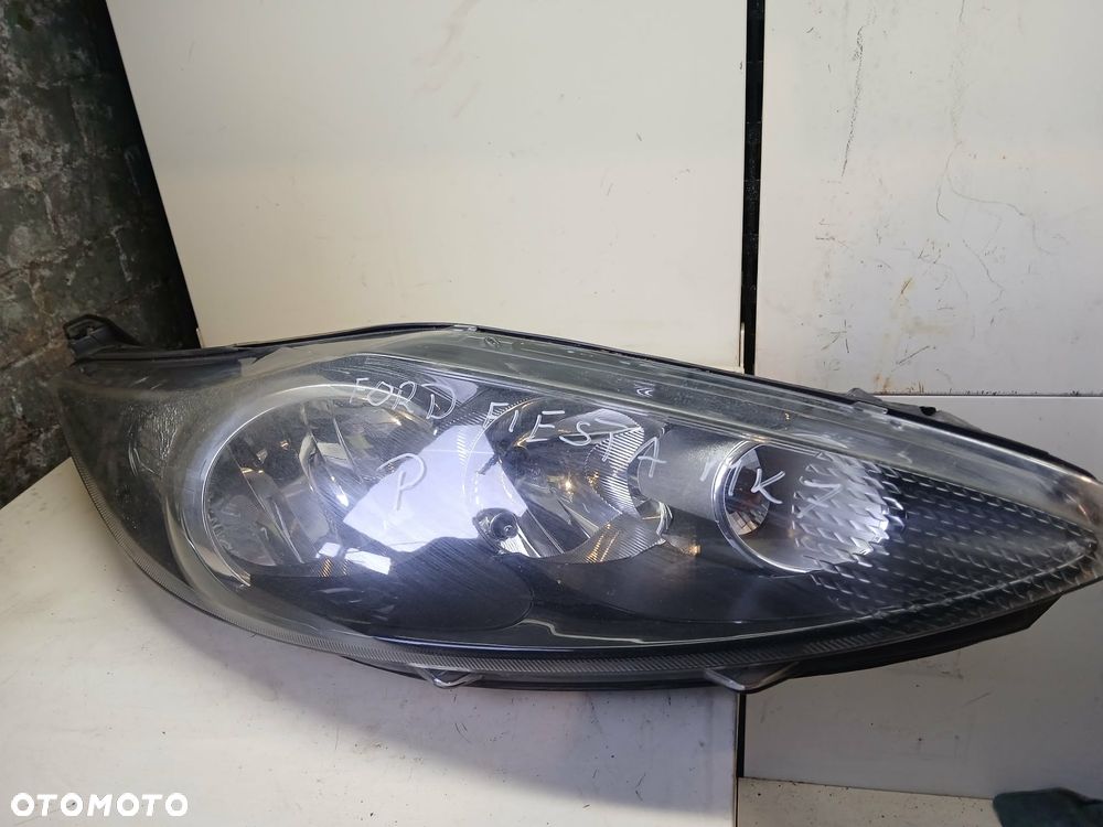 Ford Fiesta Mk7 Lampa przednia prawa-brak zaczepów - 1