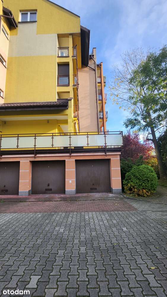 Dwupokojowe mieszkanie z balkonem na zamkniętym osiedlu w Dąbrowie