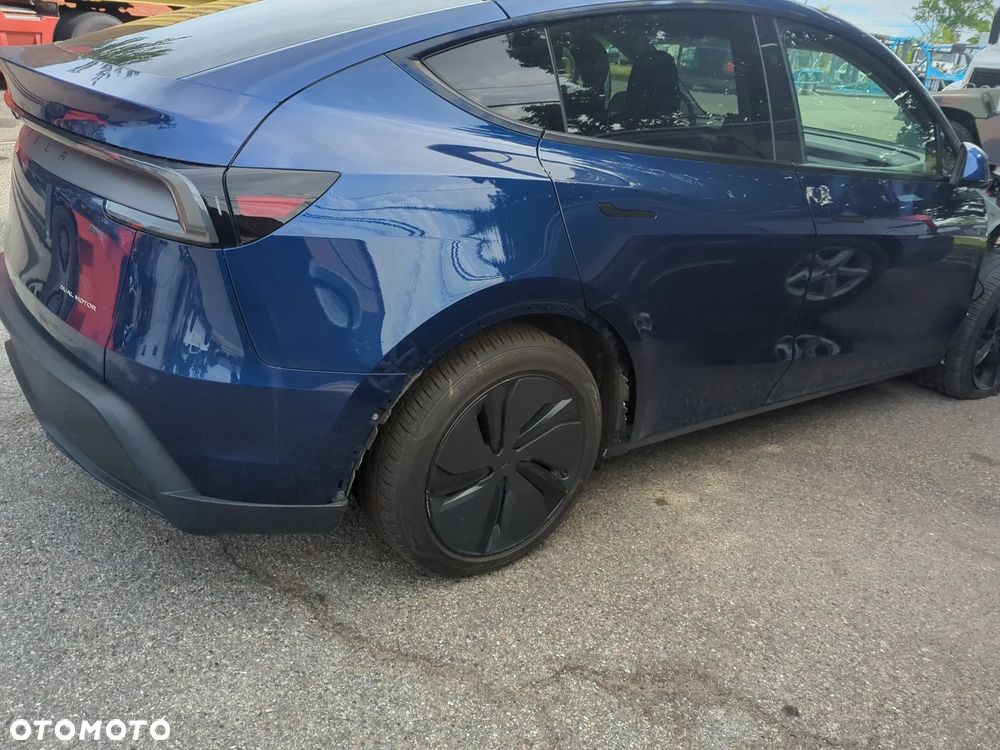 Tesla Model Y - 7