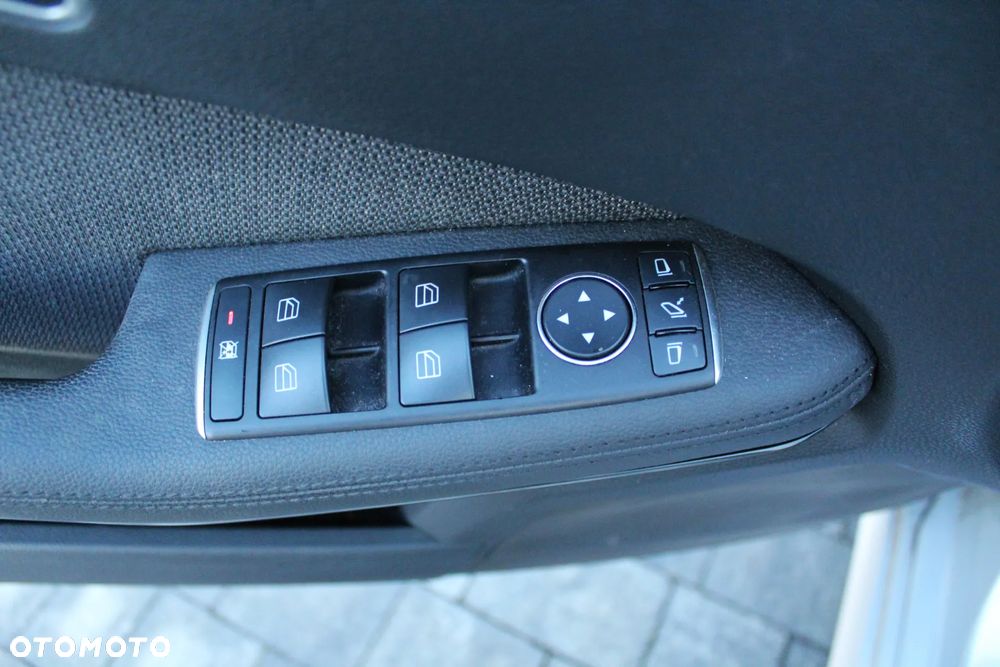 Mercedes-Benz Klasa E 200 CGI BlueEffICIENCY Avantgarde - 32