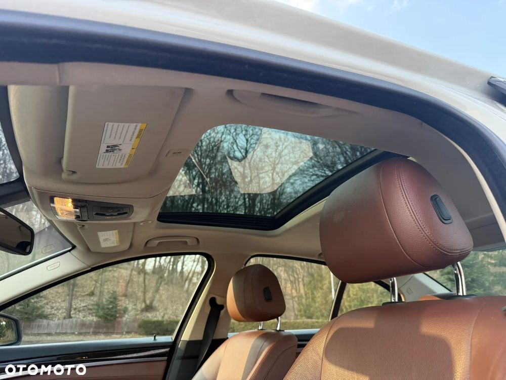 BMW Seria 5 528i xDrive - 16