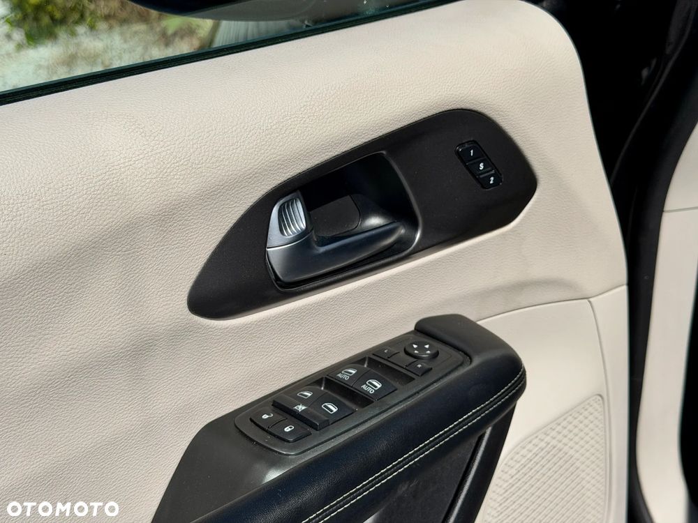 Chrysler Pacifica - 17