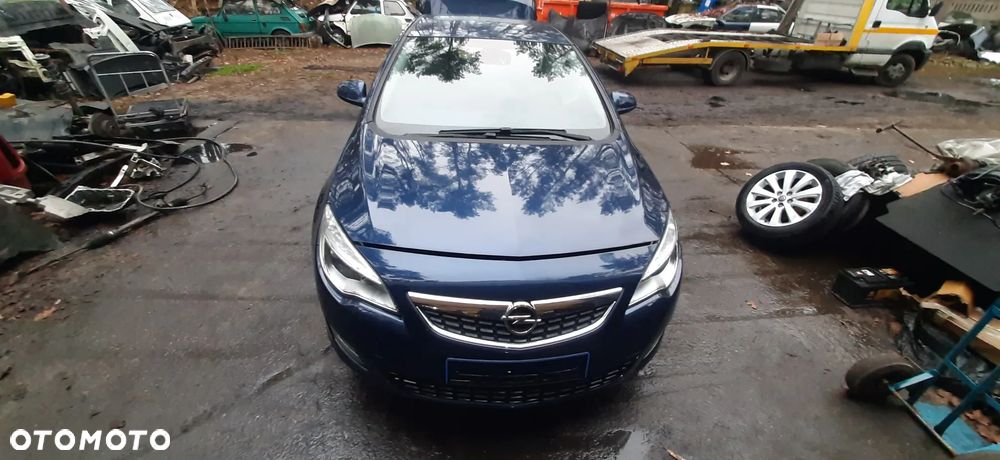 Opel Astra J hb Lakier z22a Drzwi prawy tył  Klapa tył   Deska Kokpit Poduszka deski i kierownicy Szyba Przód z sensorem _ czujnikiem Zawiasy przedniej  maski 20879202 lewy 20879203 prawy - 2