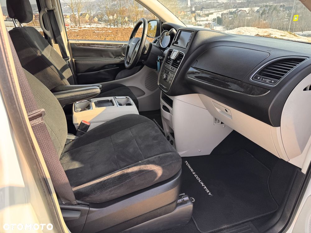 Chrysler Town & Country - 22