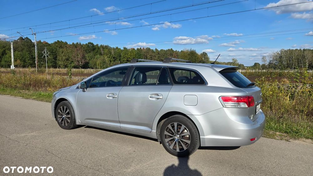Toyota Avensis 2.0 D-4D Luna - 2