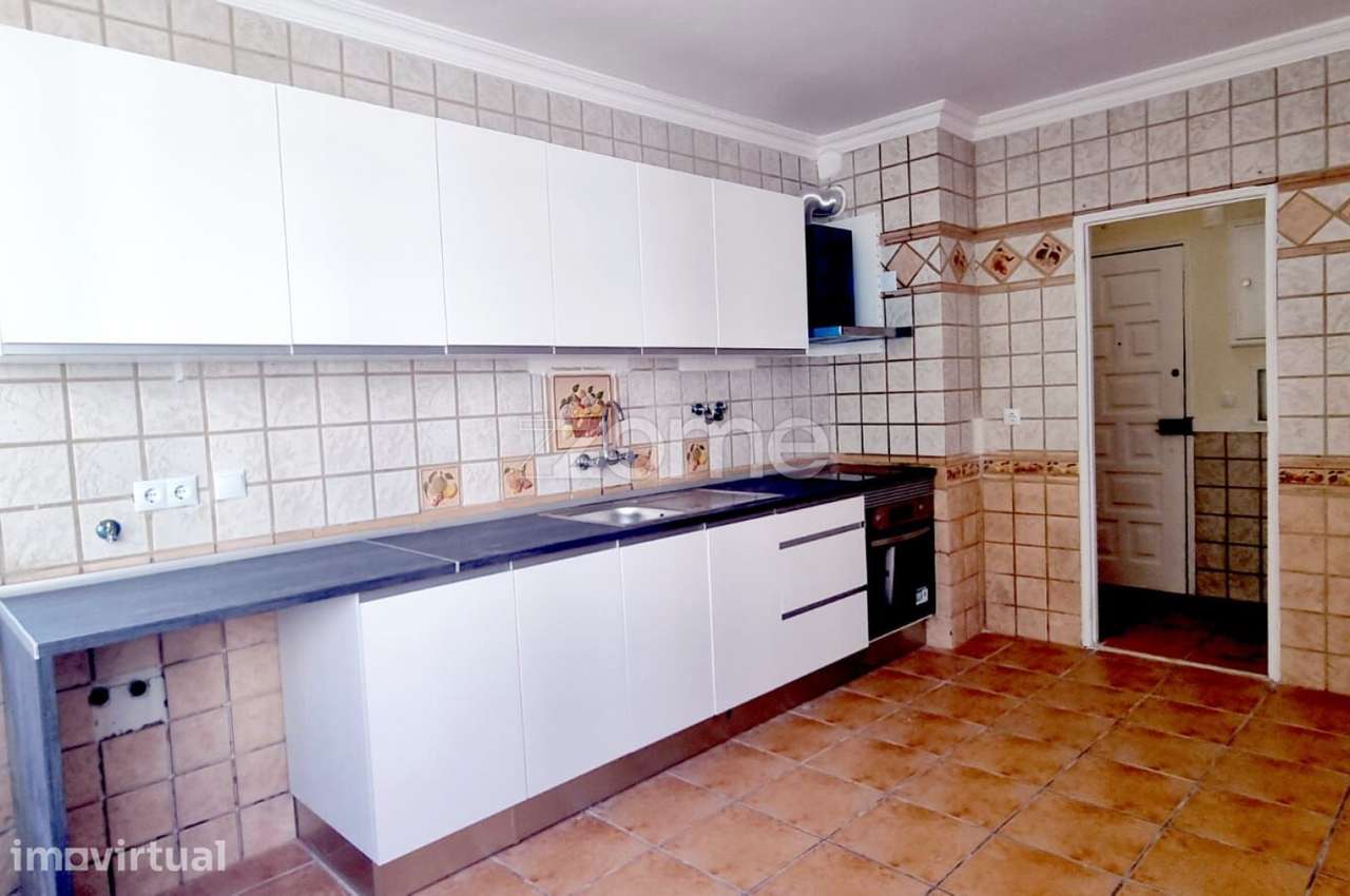 Apartamento T3 com Varanda e Arrecadação Perto da Estação de Comboi... - Grande imagem: 3/20